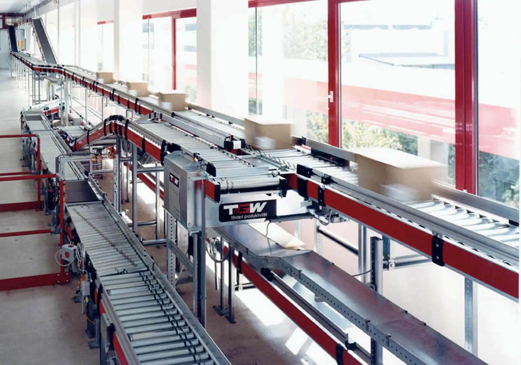 Koli taşıyan paralel makaralı konveyör hatları ve transfer üniteleri
