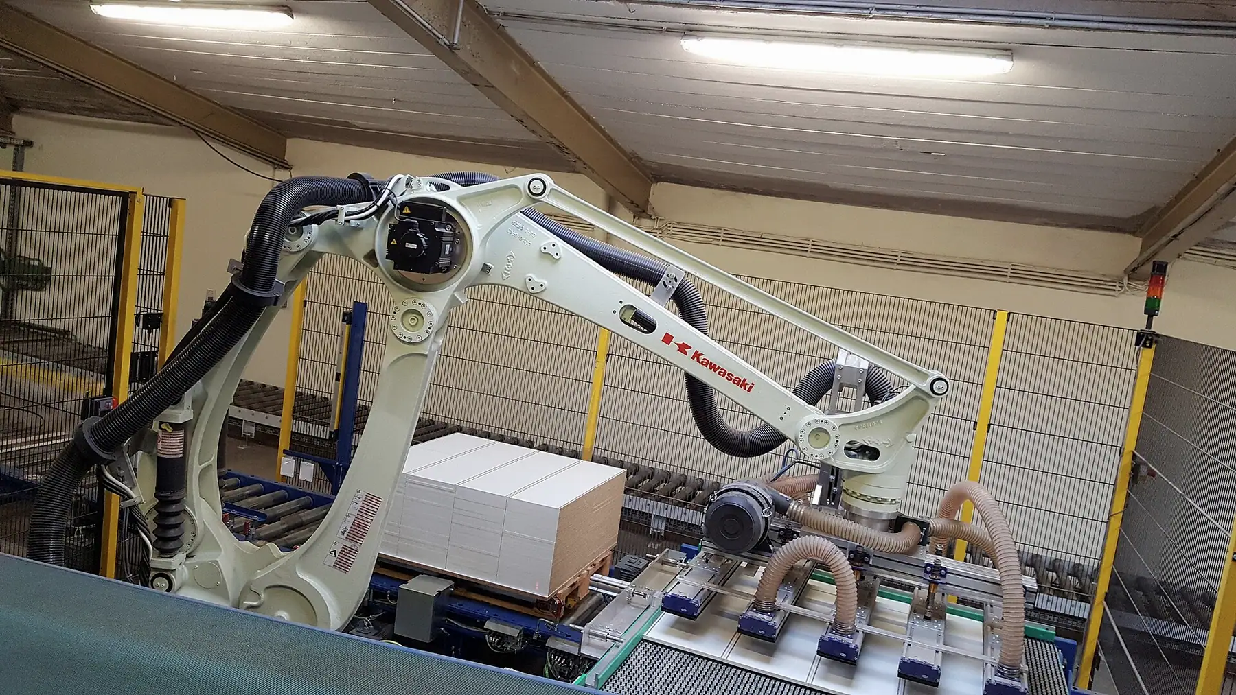 Vakum tutuculu beyaz paletleme robotu ve koli konveyörü