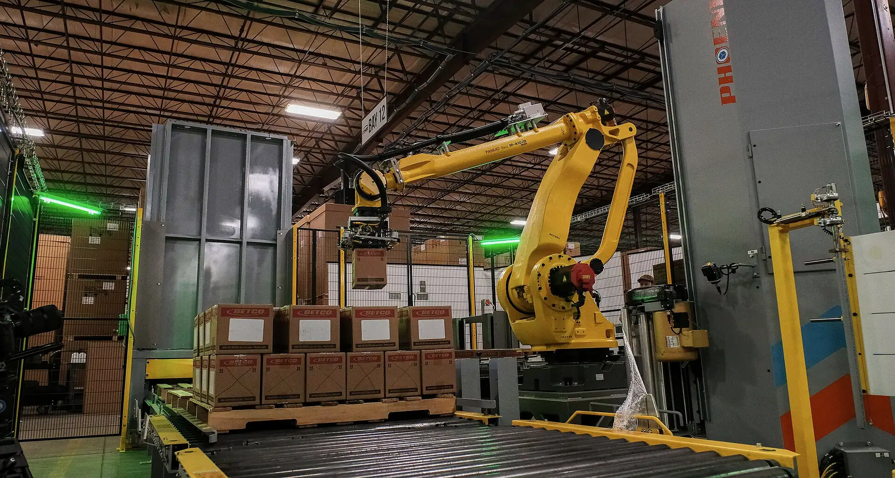 Sarı paletleme robotuyla palete koli dizilen hat sonu