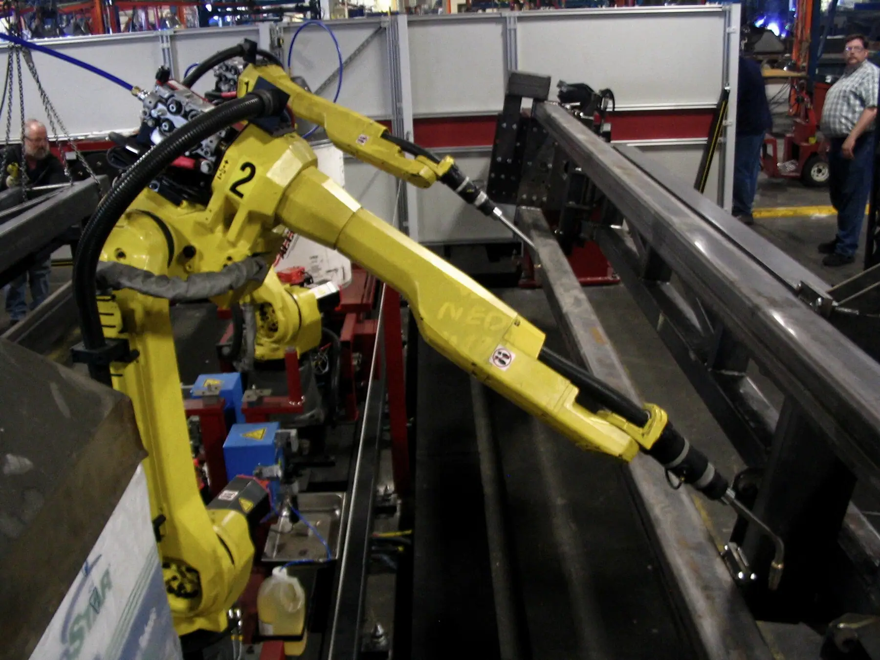 Sarı altı eksenli kaynak robotlarının uzun çelik profil üzerinde çalıştığı hücre
