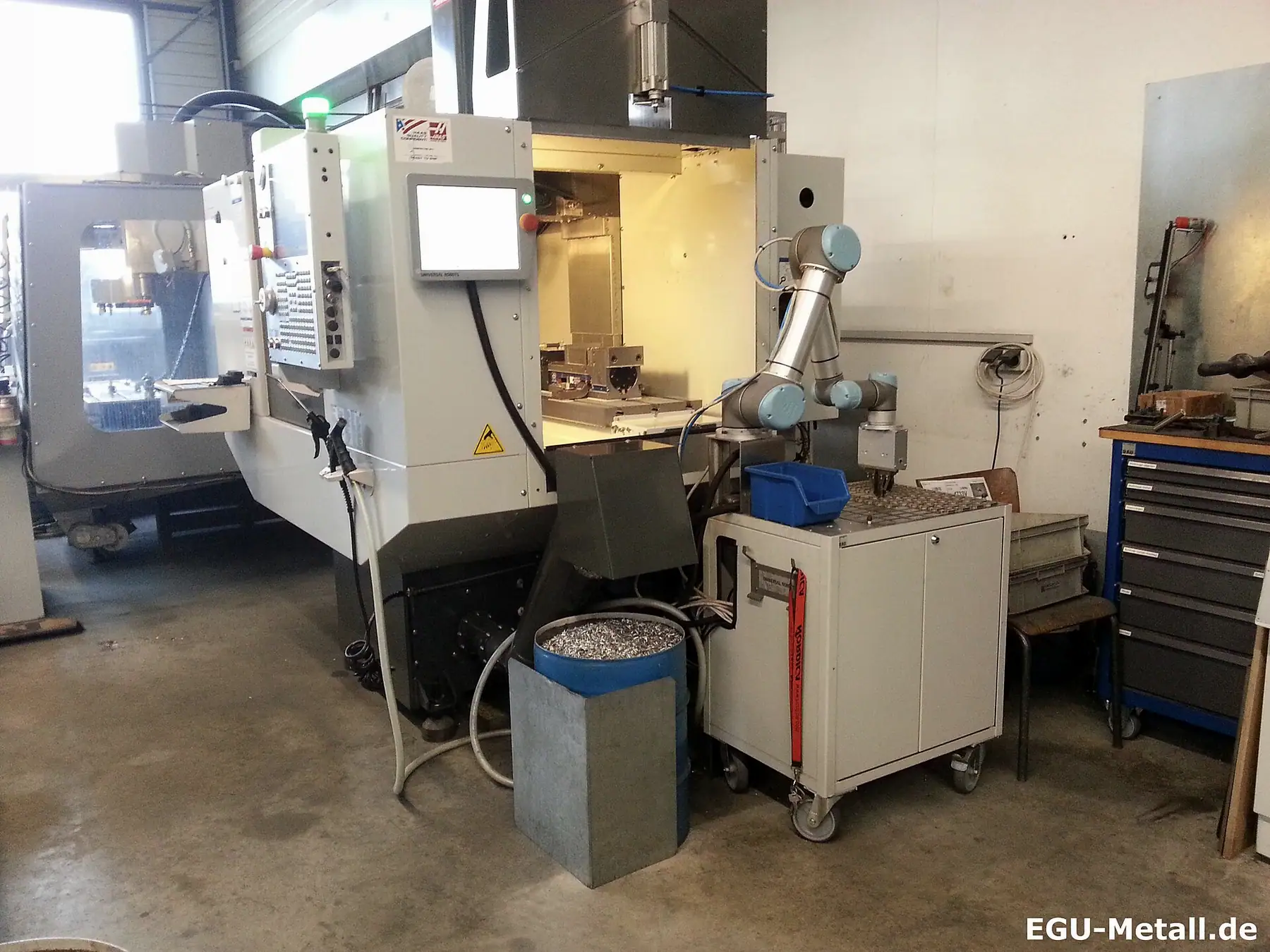CNC işleme merkezine parça yükleyen kolaboratif robotlu hücre