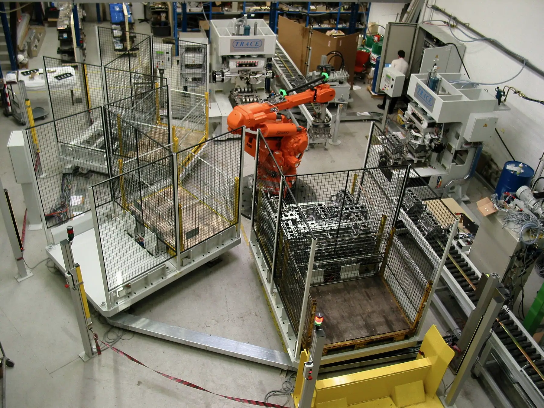 Kafes emniyet bölmesi içinde turuncu robotlu sızdırmazlık test adası