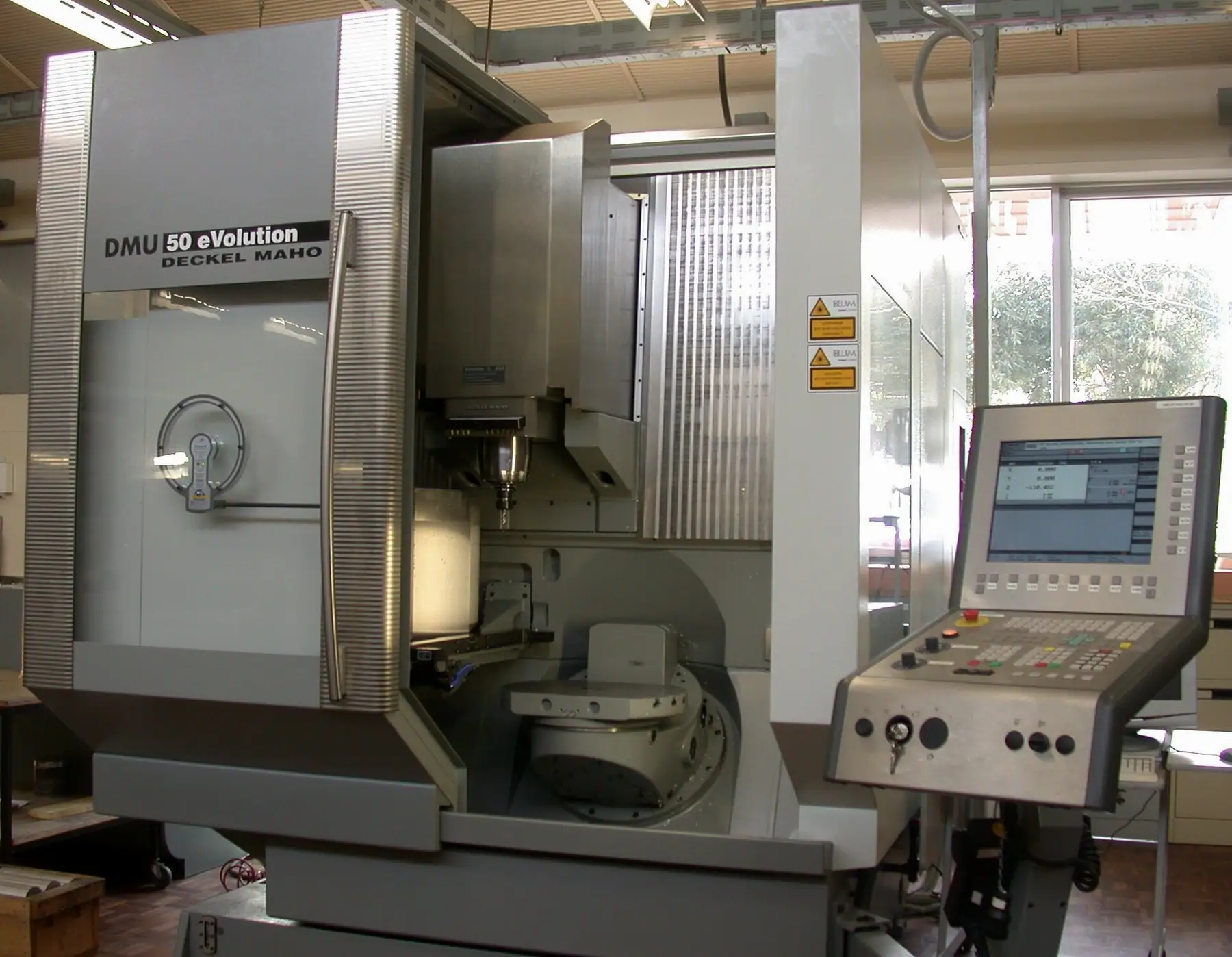 Beş eksenli CNC işleme merkezi ve kontrol paneli