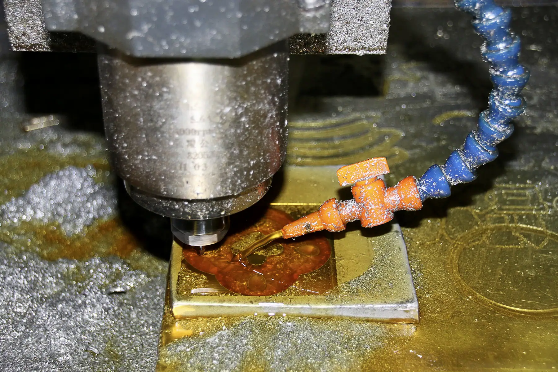 Soğutma sıvısı altında freze takımının metal parçayı işlediği yakın plan